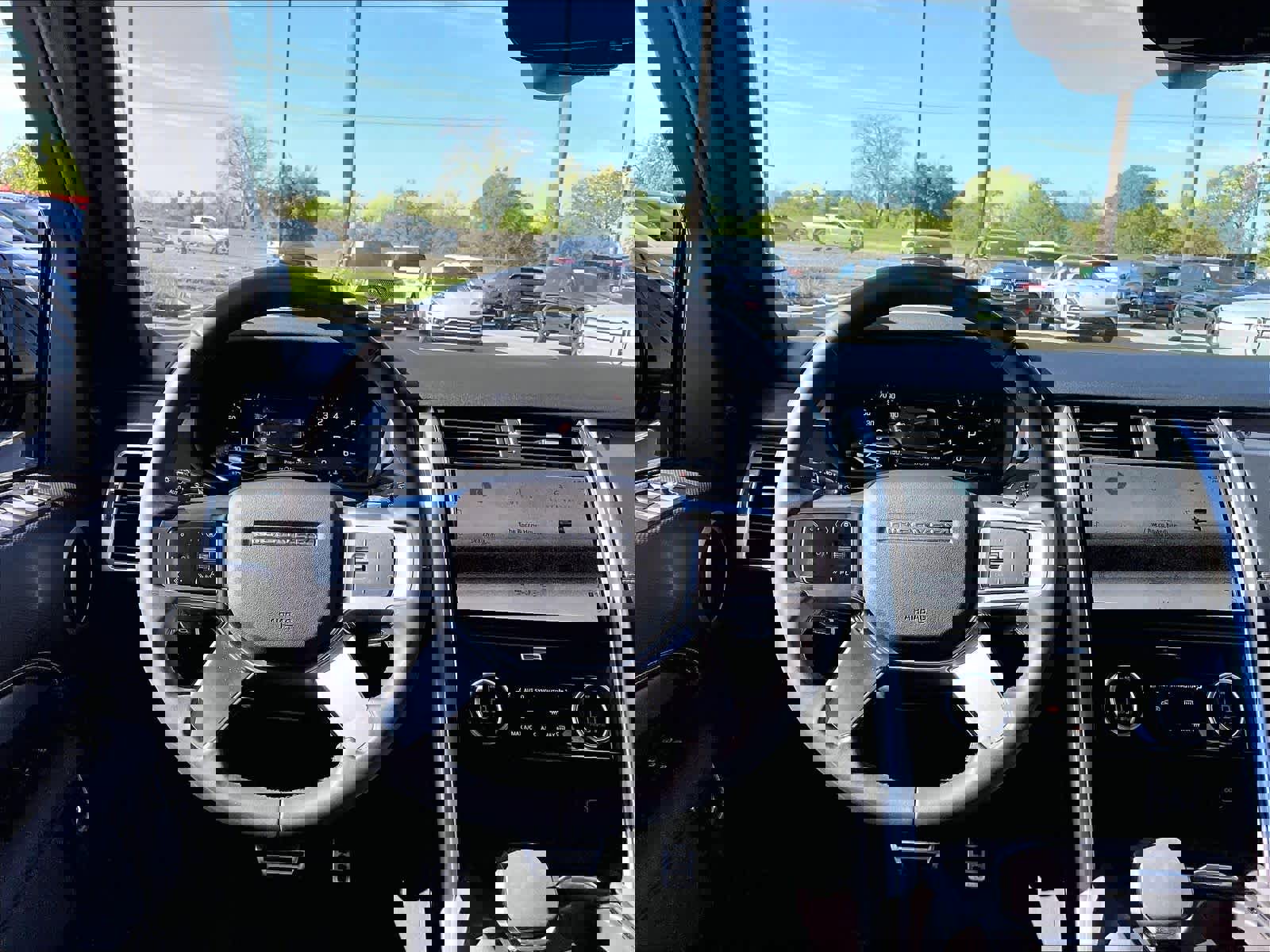 Used 2025 Land Rover Discovery Dynamic SE image 6