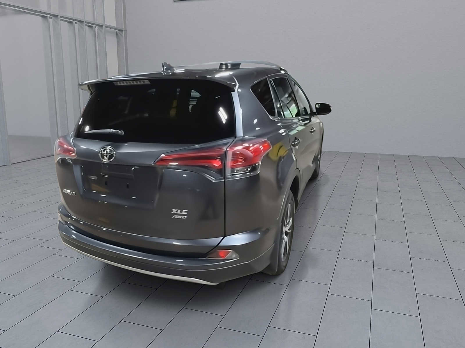 Used 2018 Toyota RAV4 XLE AWD/4WD image 8