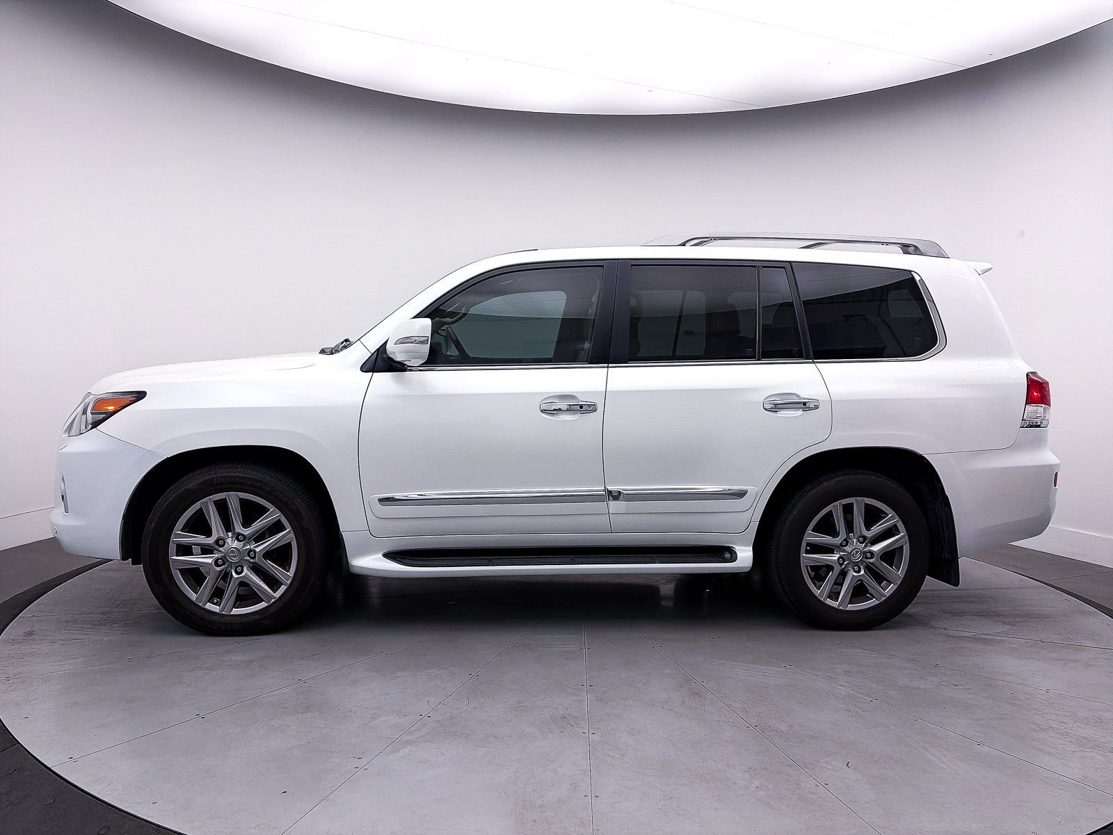Used 2013 Lexus LX 570 4WD w/ Luxury Pkg w/Pre-crash image 40