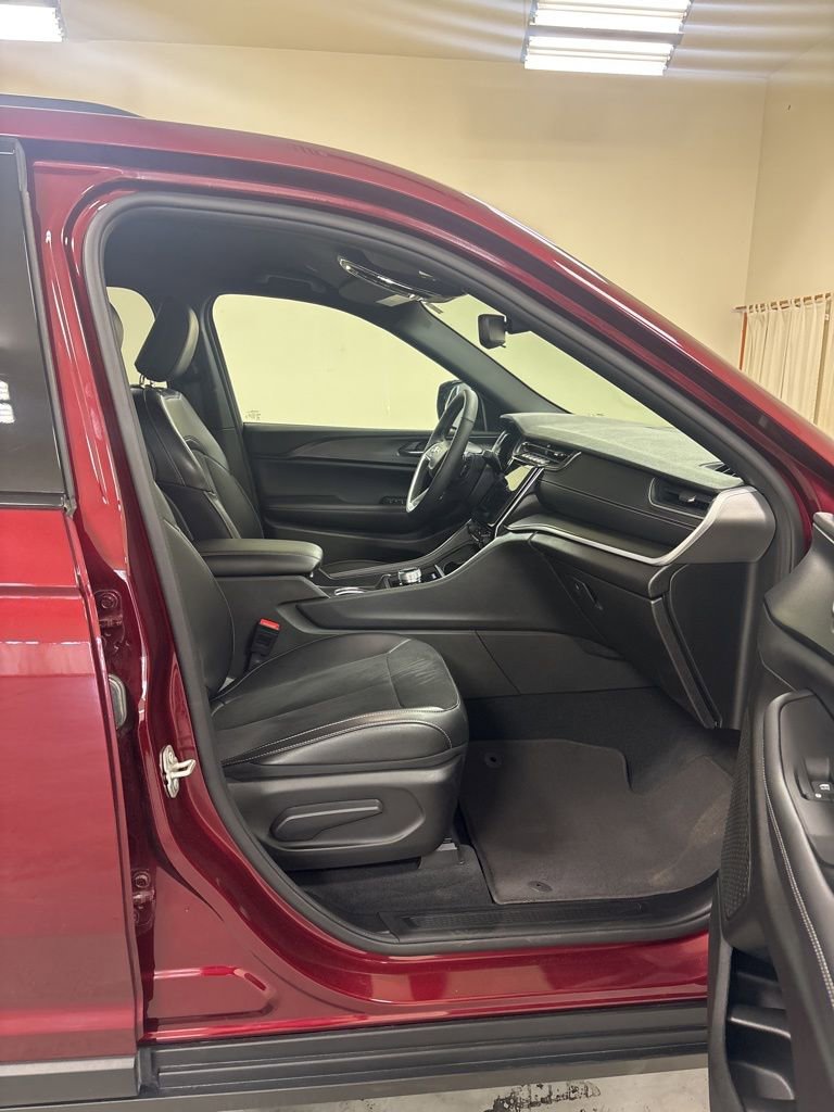 Used 2024 Jeep Grand Cherokee Altitude image 25