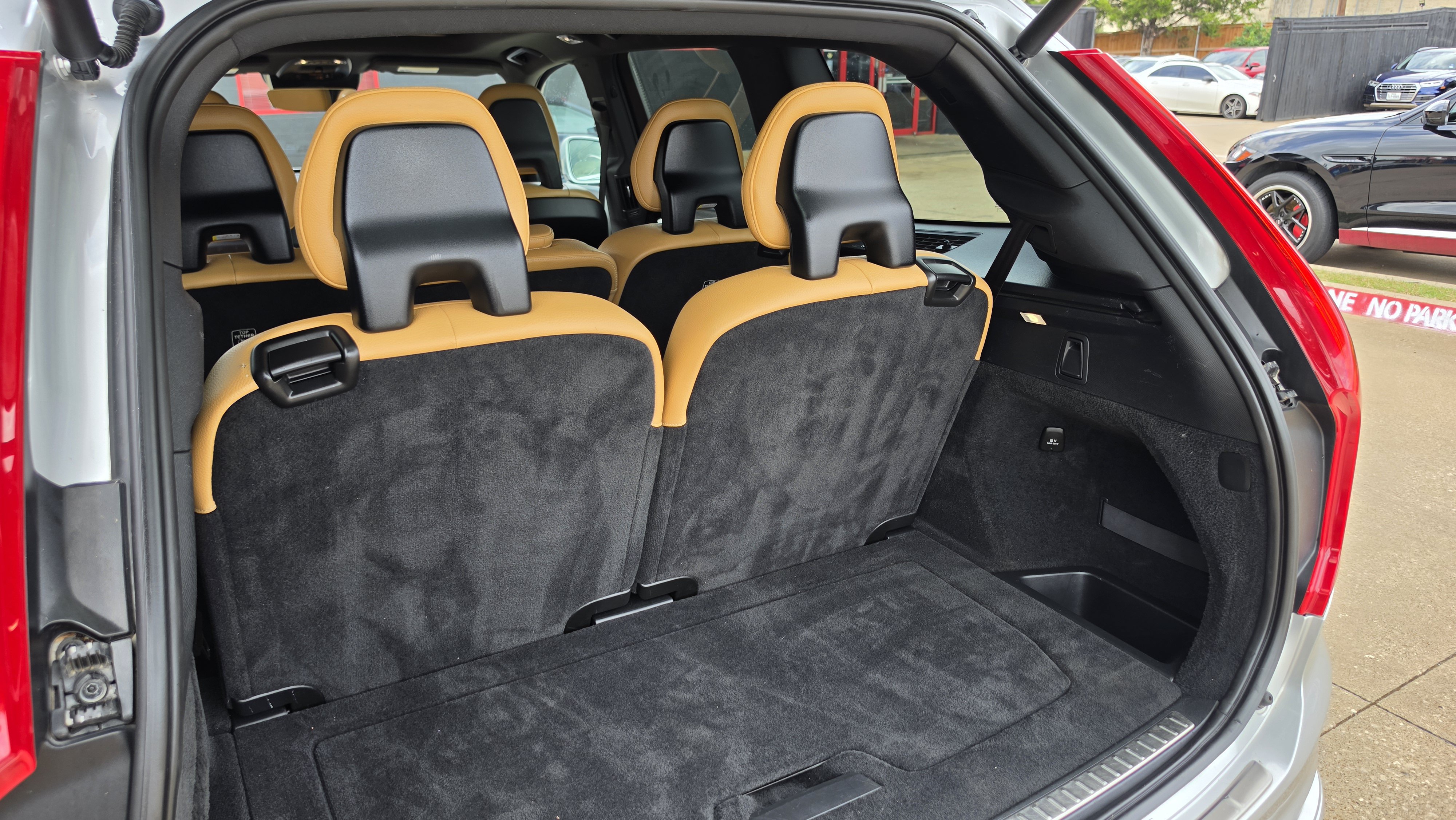 Used 2018 Volvo XC90 T6 Momentum w/ Convenience Package AWD/4WD image 19