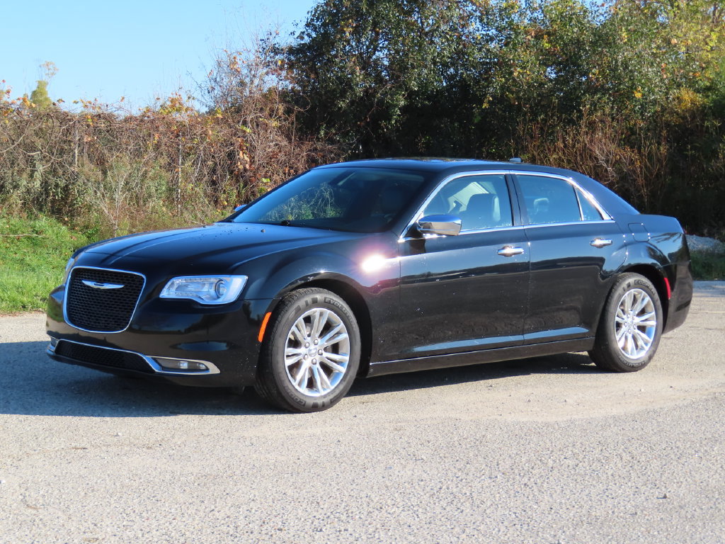 Used 2015 Chrysler 300 C RWD image 17