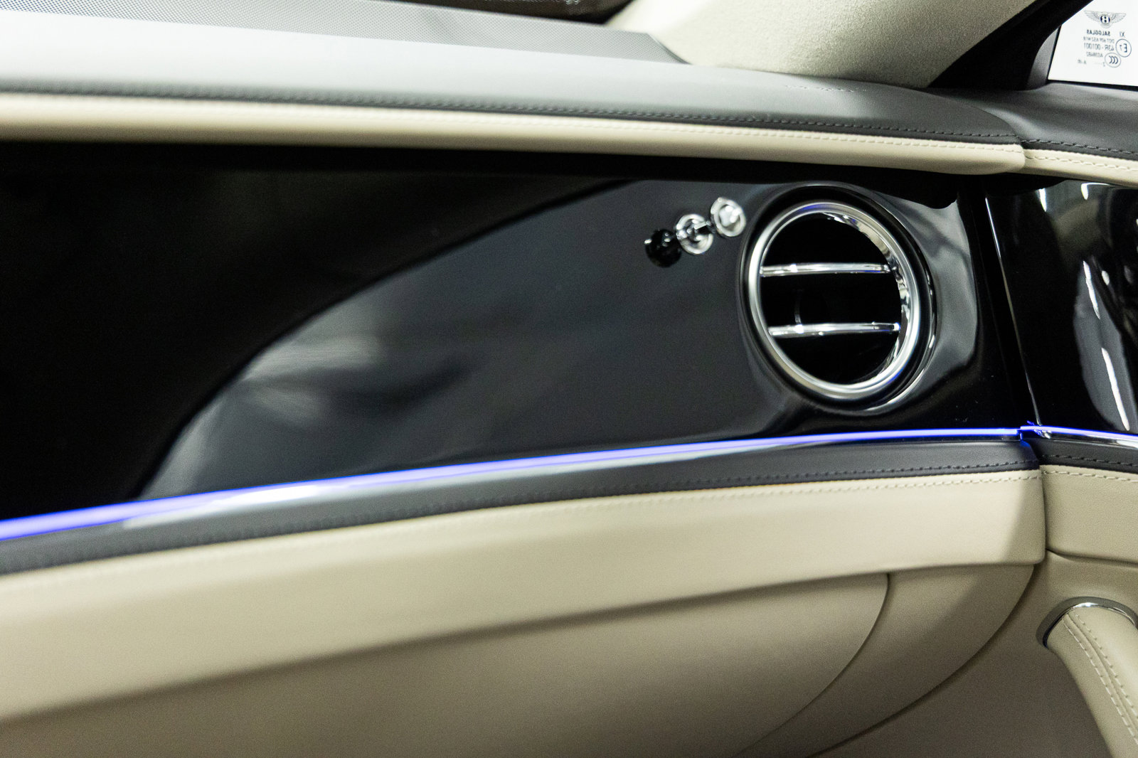 Used 2023 Bentley Flying Spur V8 image 32