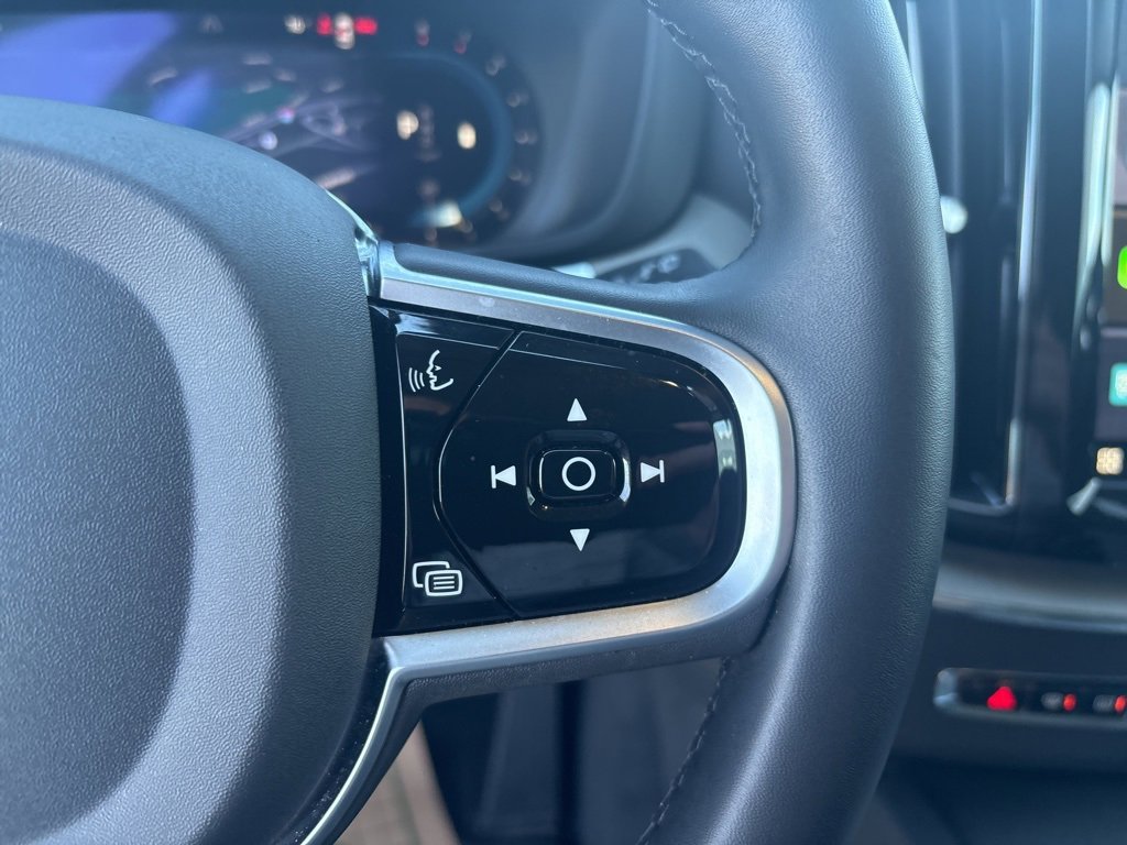 Used 2025 Volvo XC60 B5 Plus image 25