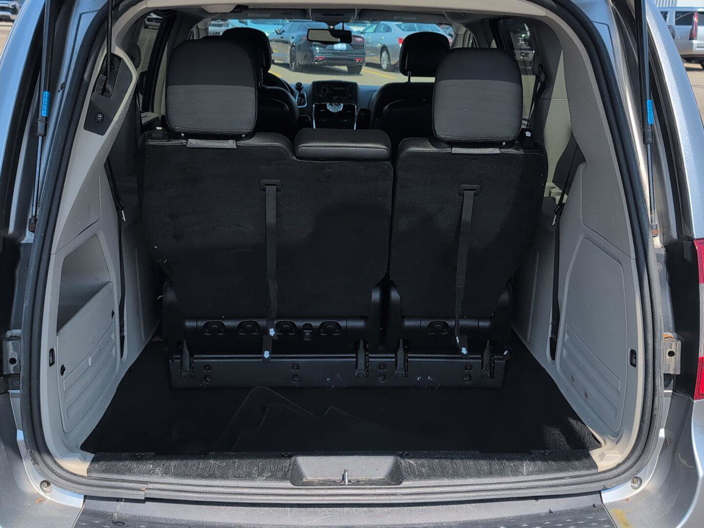 Used 2015 Chrysler Town & Country Touring-L w/ Driver Convenience Group image 6