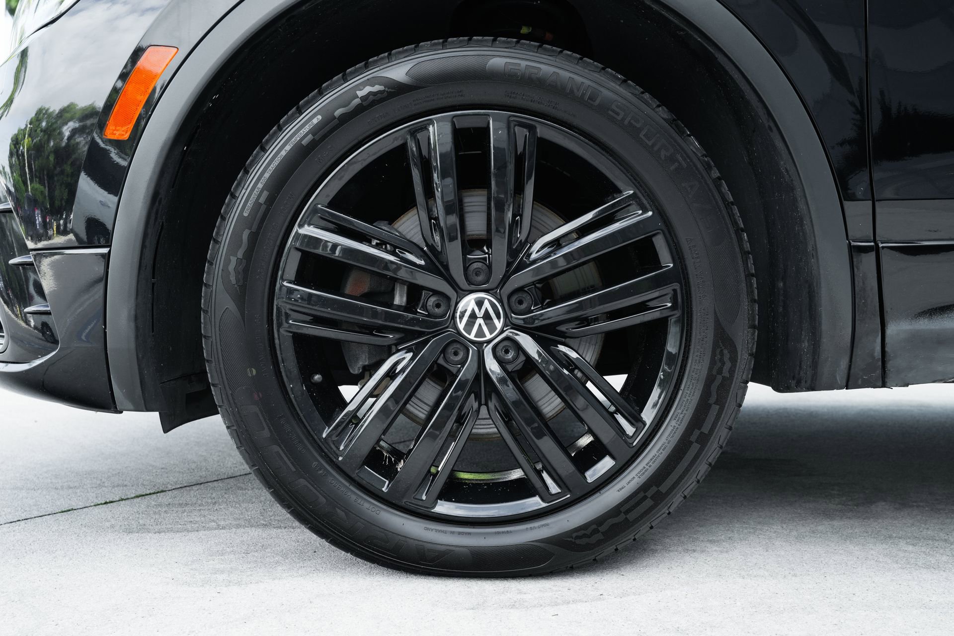 Used 2022 Volkswagen Tiguan SE R-Line image 29