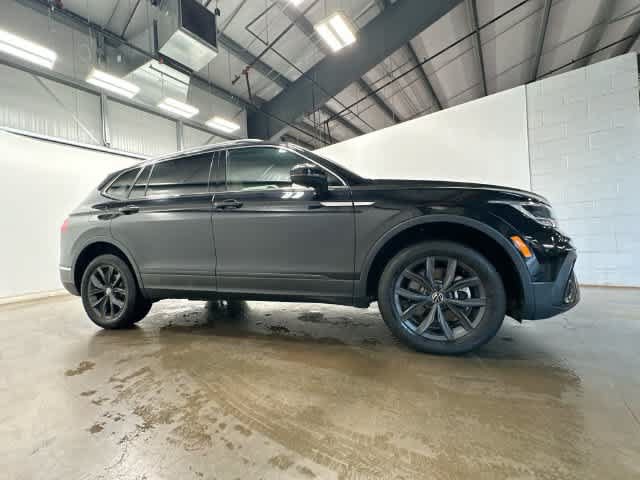 Used 2024 Volkswagen Tiguan SE AWD/4WD image 3