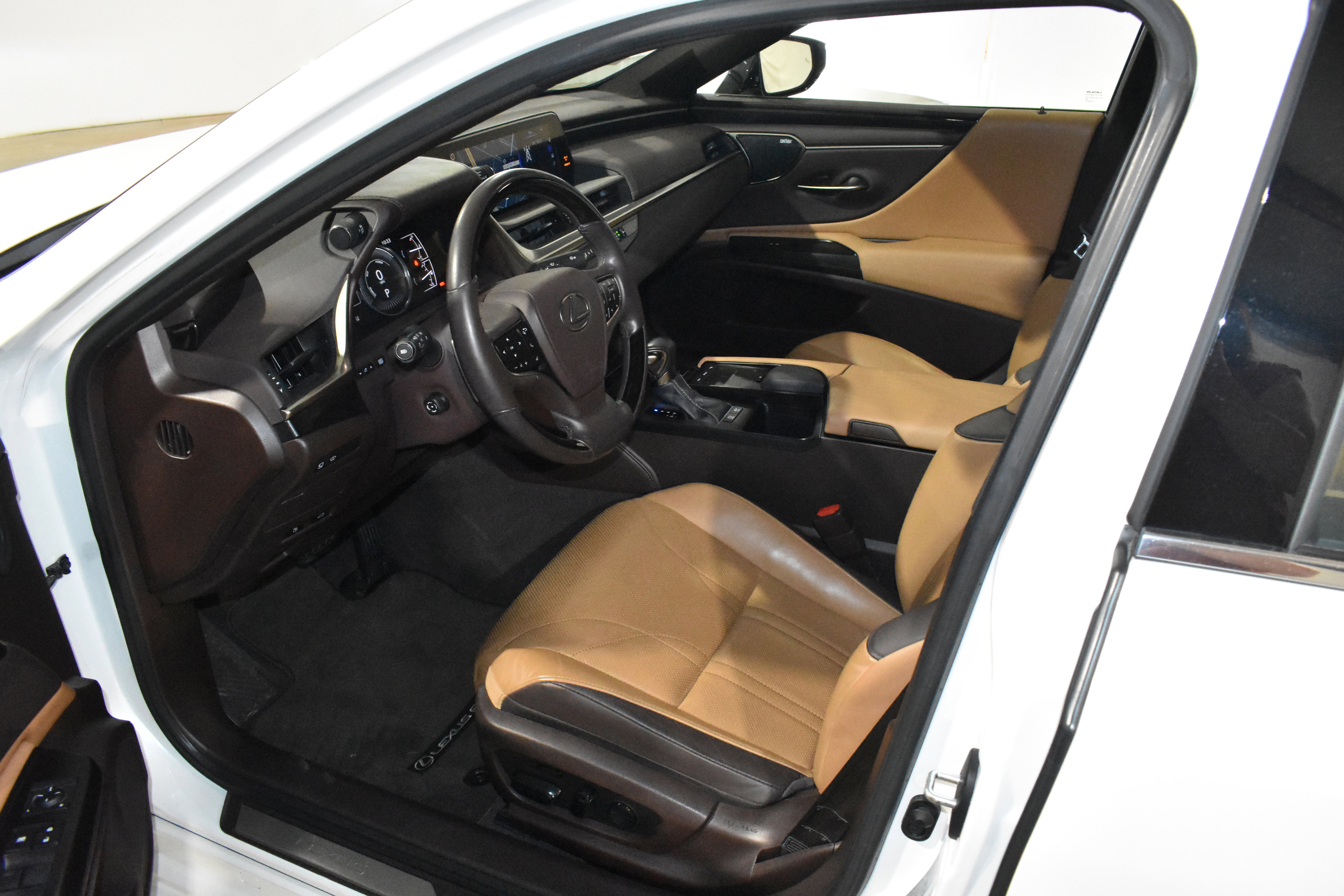 Used 2019 Lexus ES 300h Ultra Luxury w/ Accessory Package FWD image 21