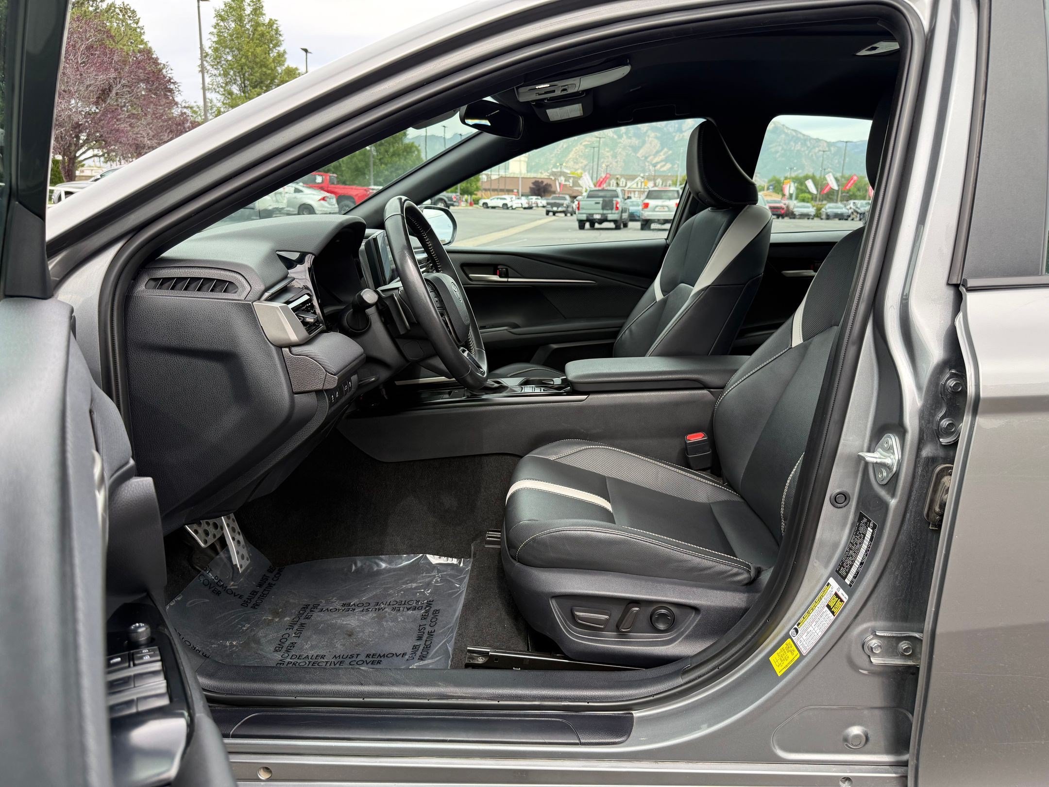 Used 2025 Toyota Camry SE FWD image 12