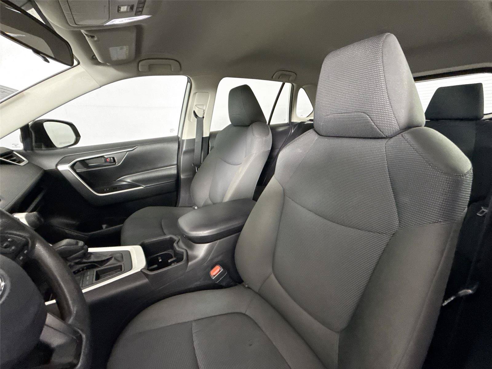 Used 2022 Toyota RAV4 LE FWD image 3