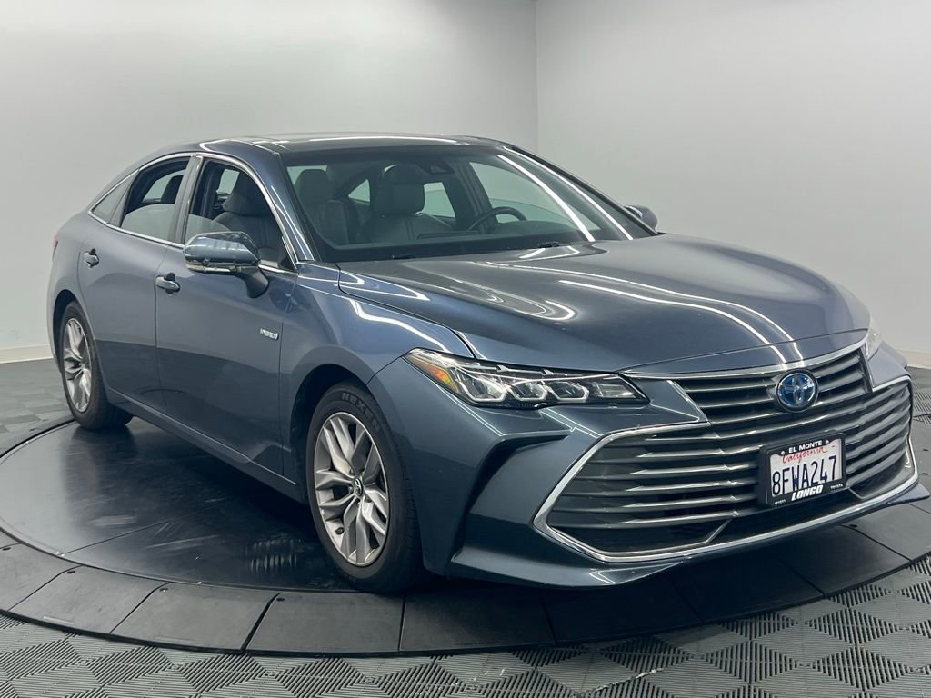 Used 2019 Toyota Avalon XLE w/ Moonroof Package image 2