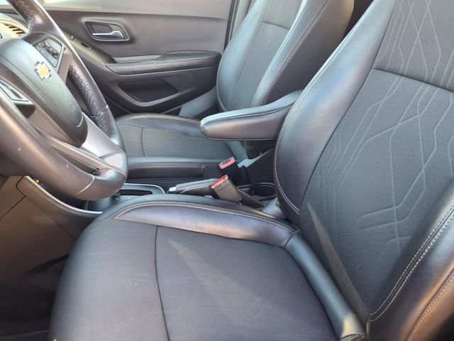 Used 2022 Chevrolet Trax LT w/ LT Convenience Package image 3