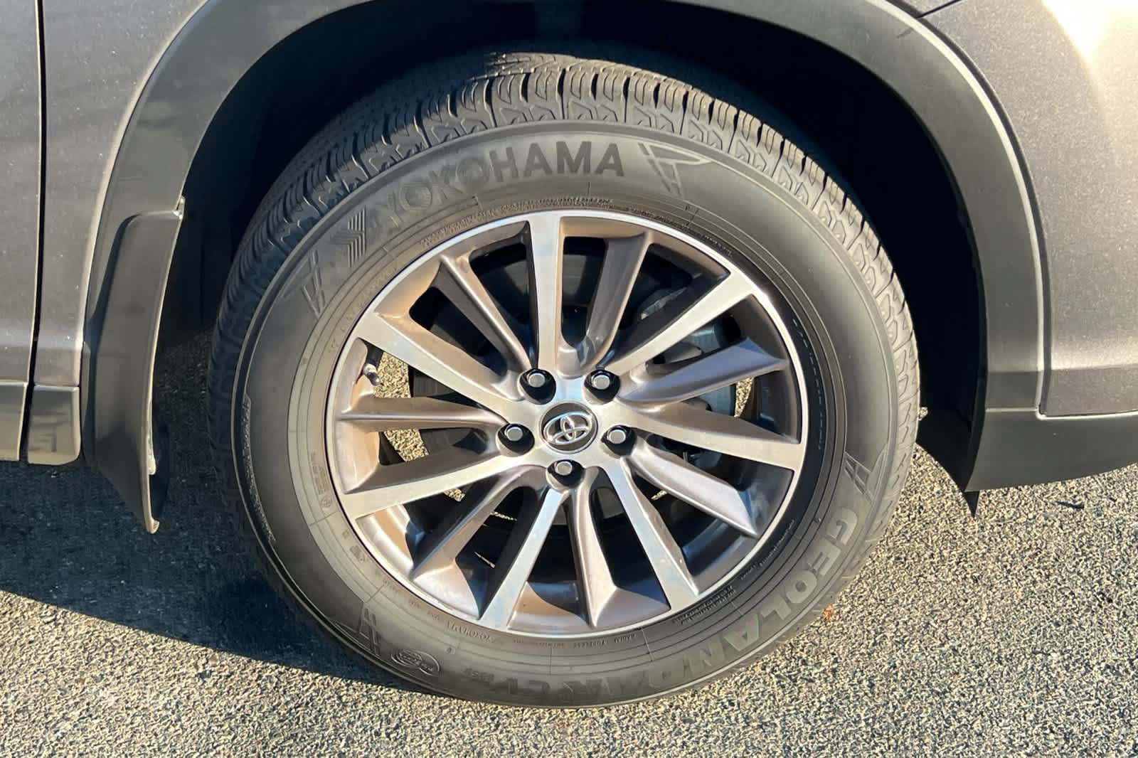 Used 2019 Toyota Highlander XLE AWD/4WD image 18