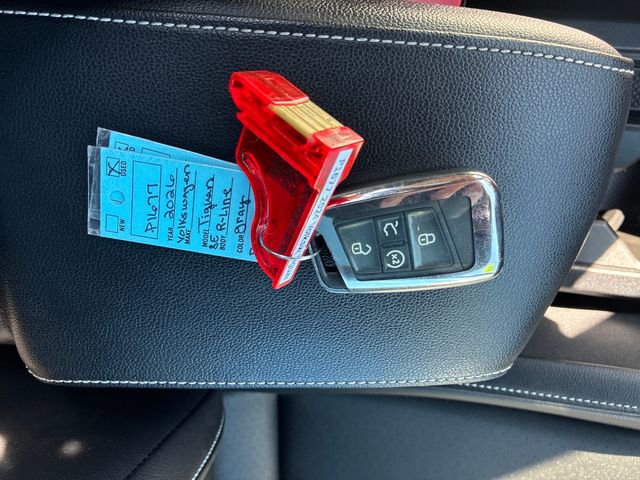 Used 2024 Volkswagen Tiguan SE R-Line FWD image 28