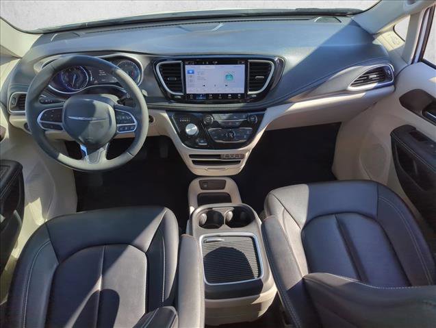 Used 2024 Chrysler Pacifica Touring-L image 15
