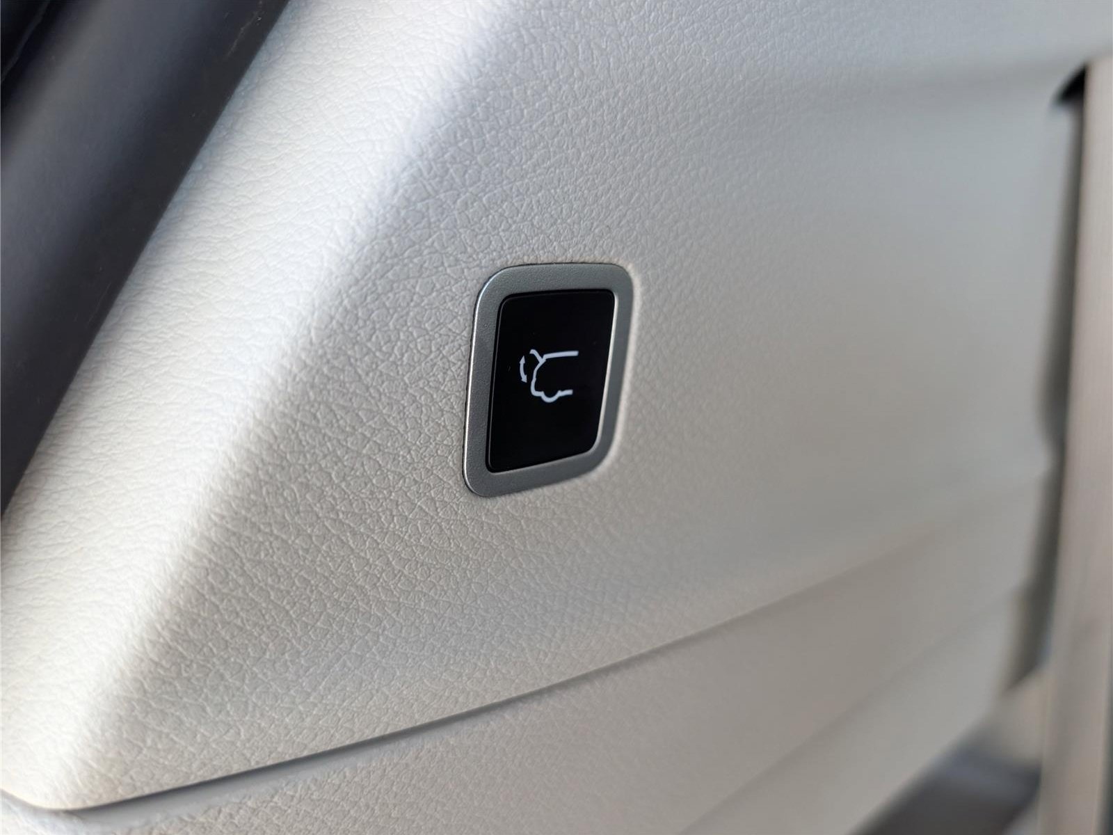 Used 2023 Chrysler Voyager LX FWD image 13