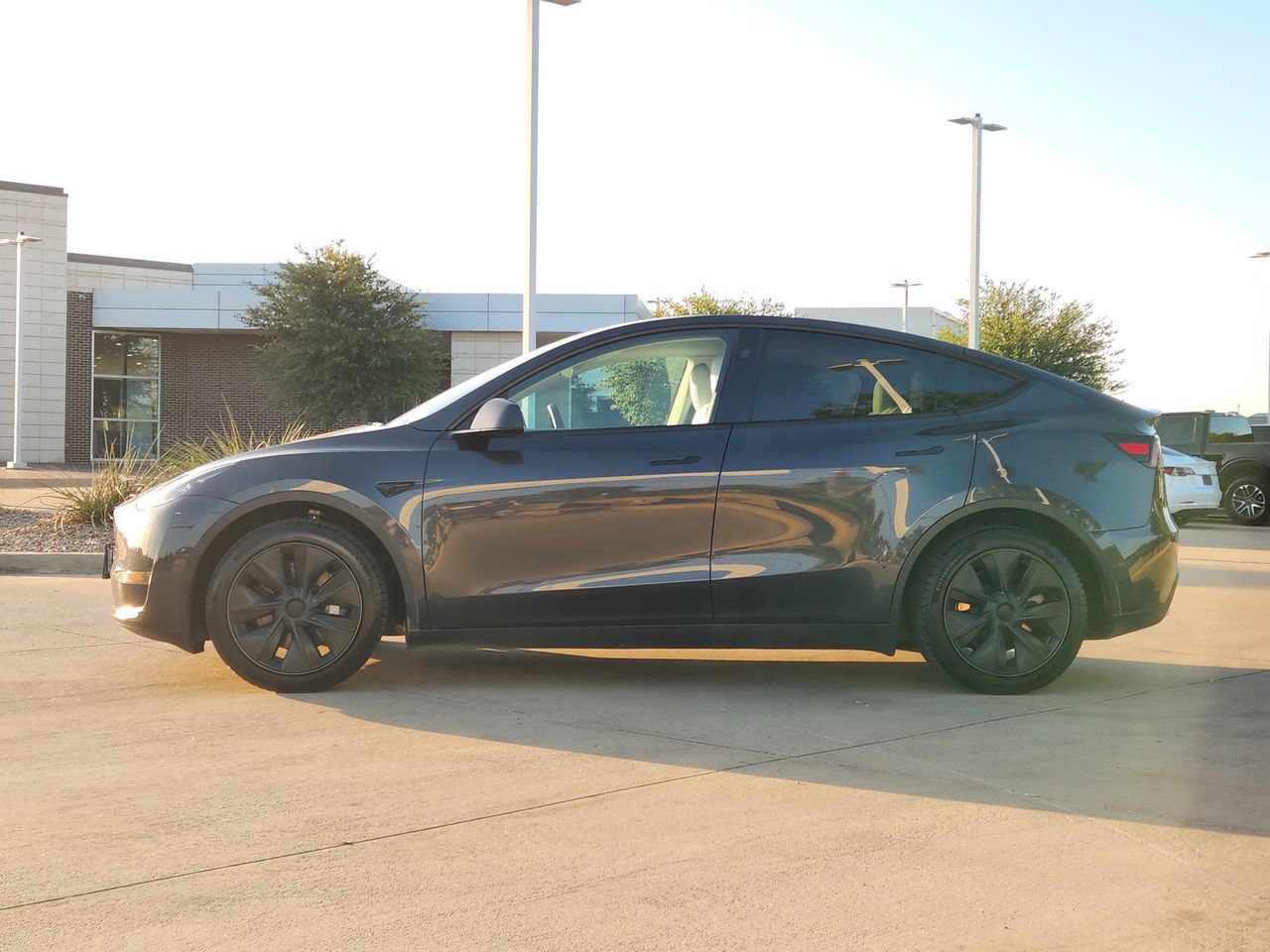 Used 2024 Tesla Model Y Long Range AWD/4WD image 4