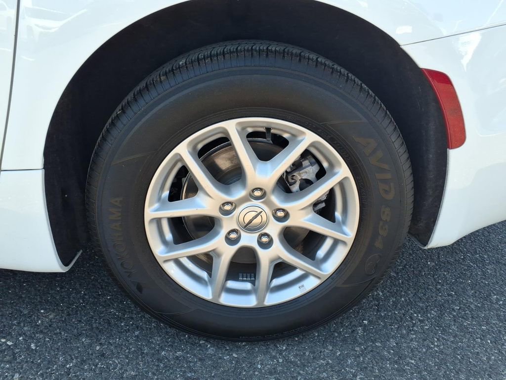 Used 2024 Chrysler Pacifica Touring-L image 17