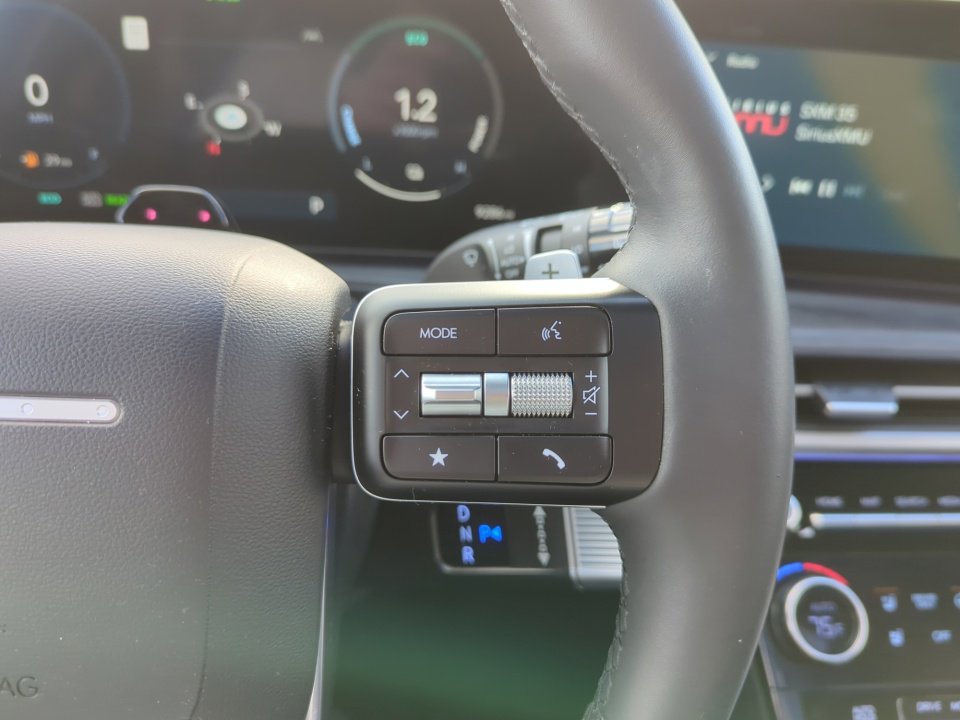 Used 2025 Hyundai Santa Fe Limited image 32