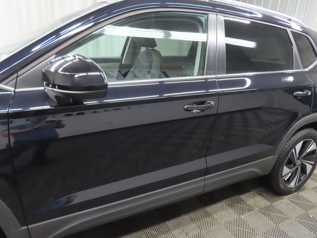 Used 2025 Volkswagen Taos SE AWD/4WD image 39