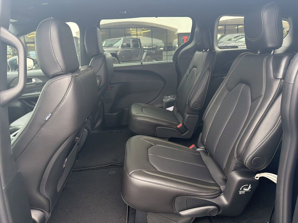 New 2026 Chrysler Pacifica Select image 16