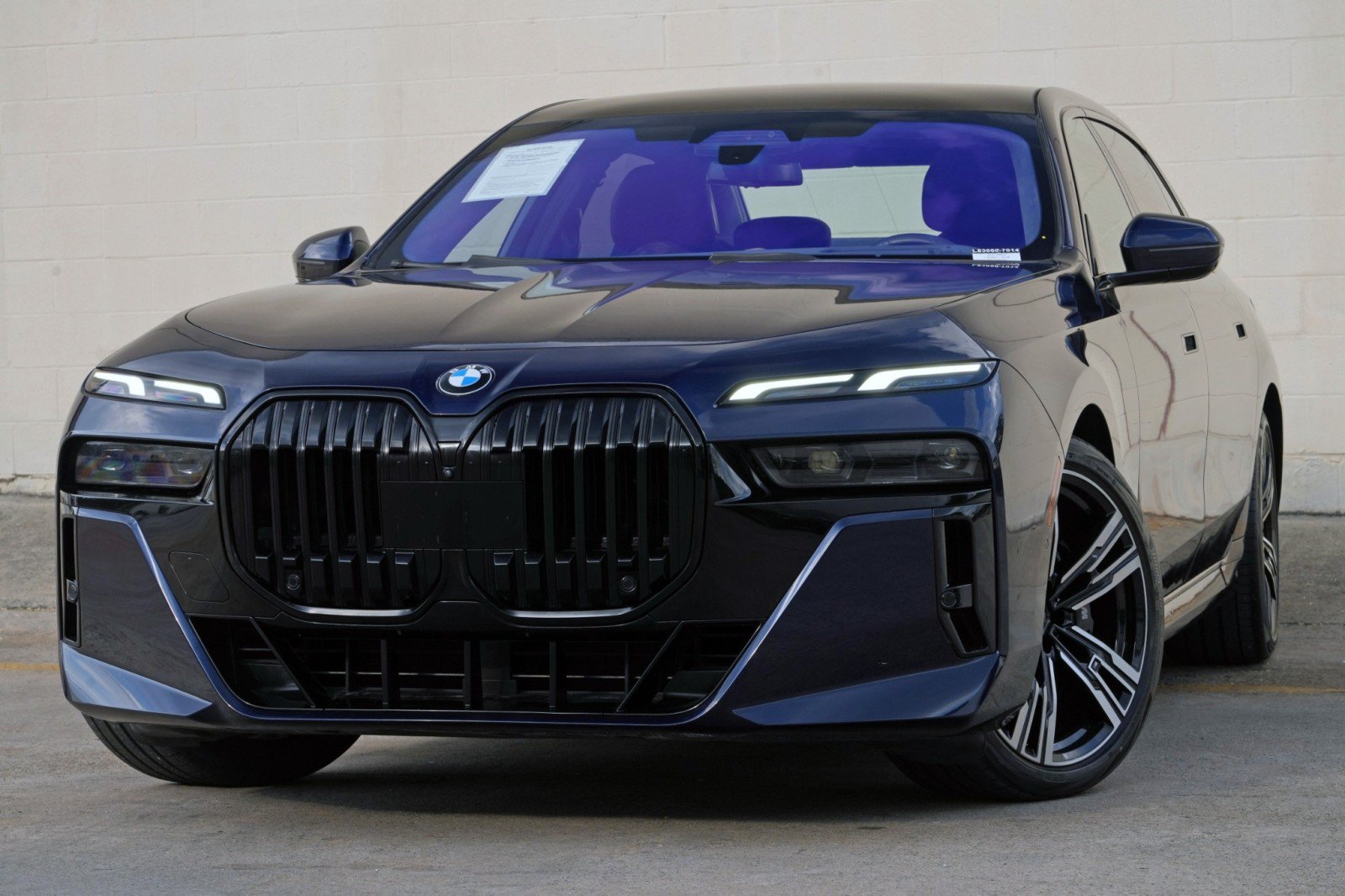 Used 2023 BMW 760i xDrive AWD/4WD image 3