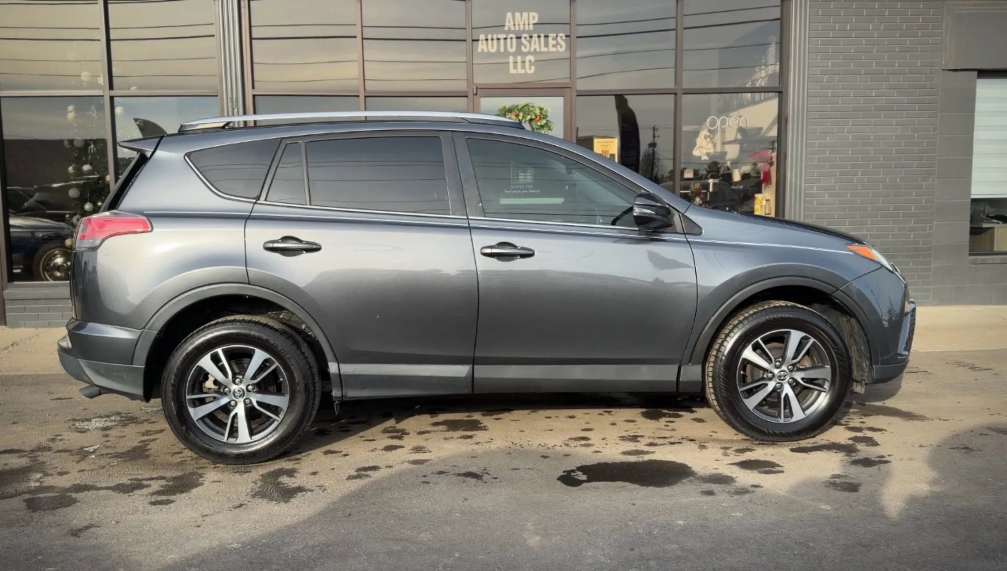 Used 2018 Toyota RAV4 XLE image 2