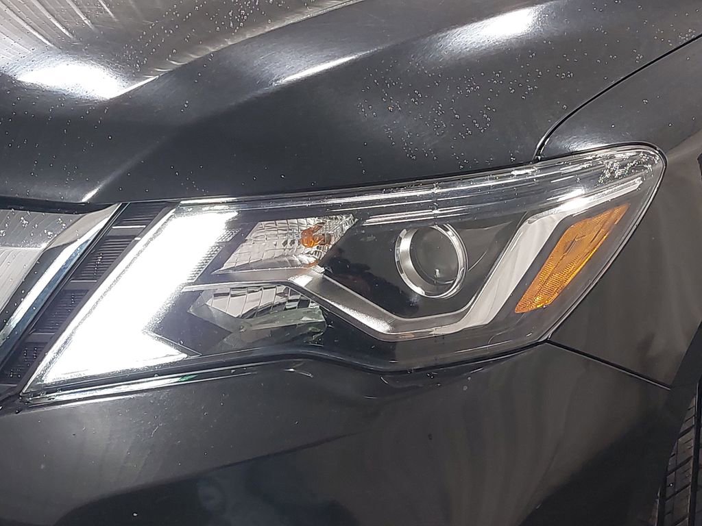 Used 2020 Nissan Pathfinder SV image 32