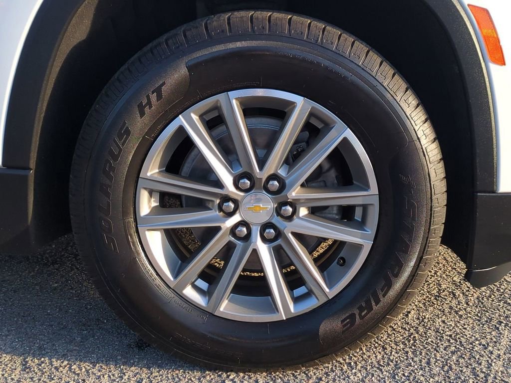 Used 2023 Chevrolet Traverse LT FWD image 11
