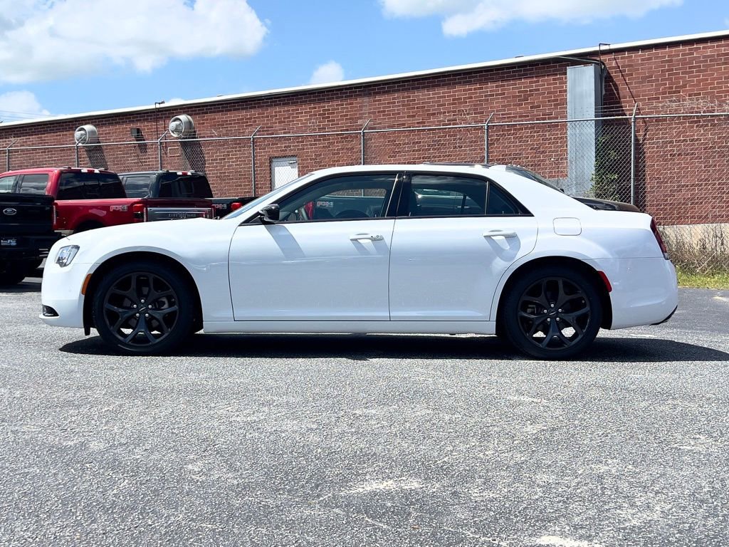 Used 2023 Chrysler 300 Touring w/ Safetytec Plus Group image 2