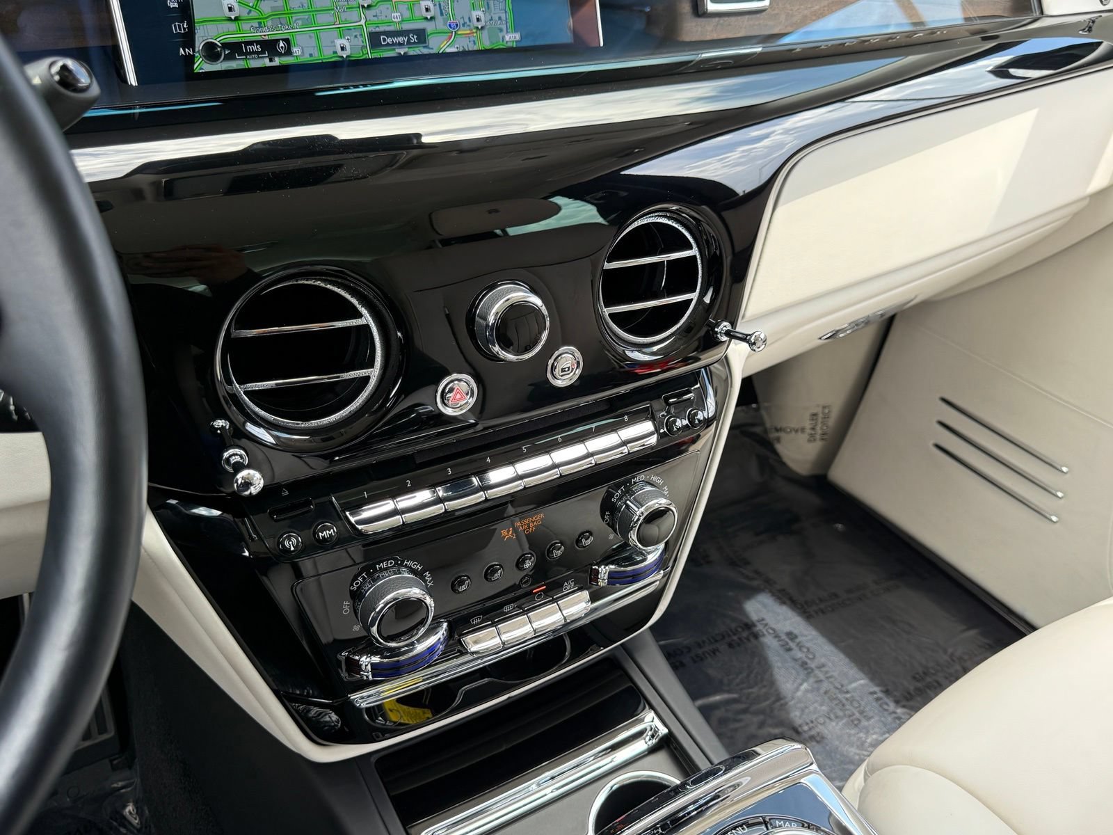 Used 2022 Rolls-Royce Phantom Sedan RWD image 58