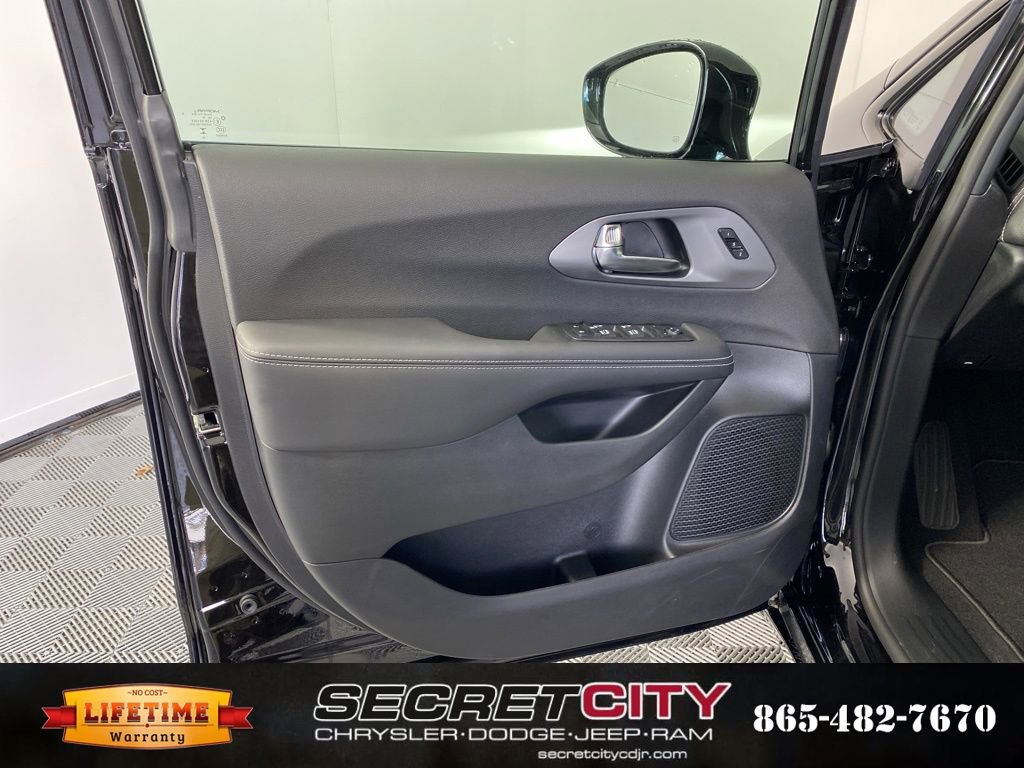New 2026 Chrysler Pacifica Select w/ S Appearance Package image 12