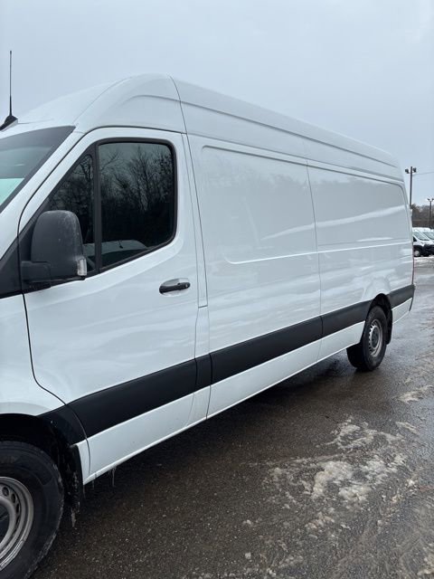 Used 2023 Mercedes-Benz Sprinter 2500 image 4