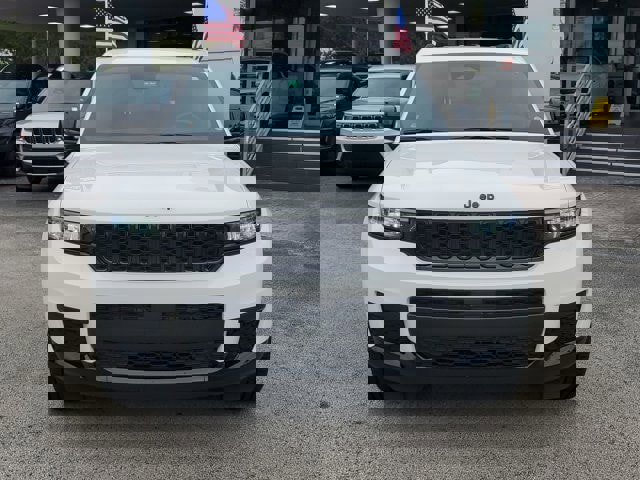 Used 2023 Jeep Grand Cherokee L Laredo image 2