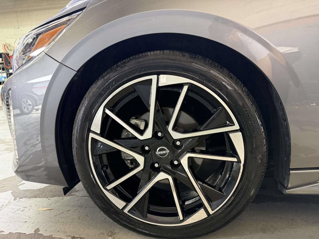 Used 2025 Nissan Sentra SR w/ SR Premium Package FWD image 23