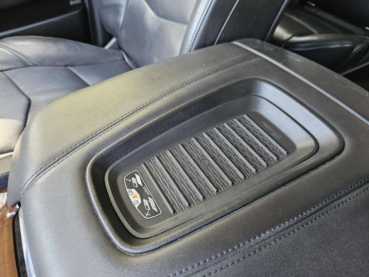 Used 2019 Cadillac Escalade ESV 4WD image 25