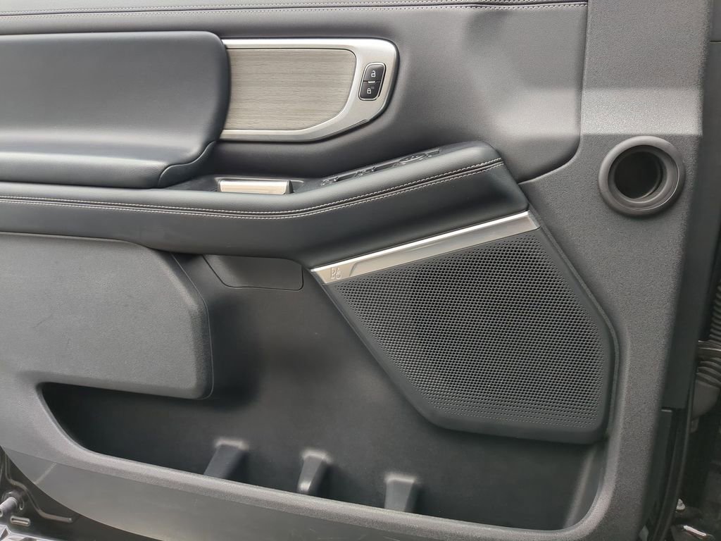 Used 2025 Ford Expedition Platinum image 11