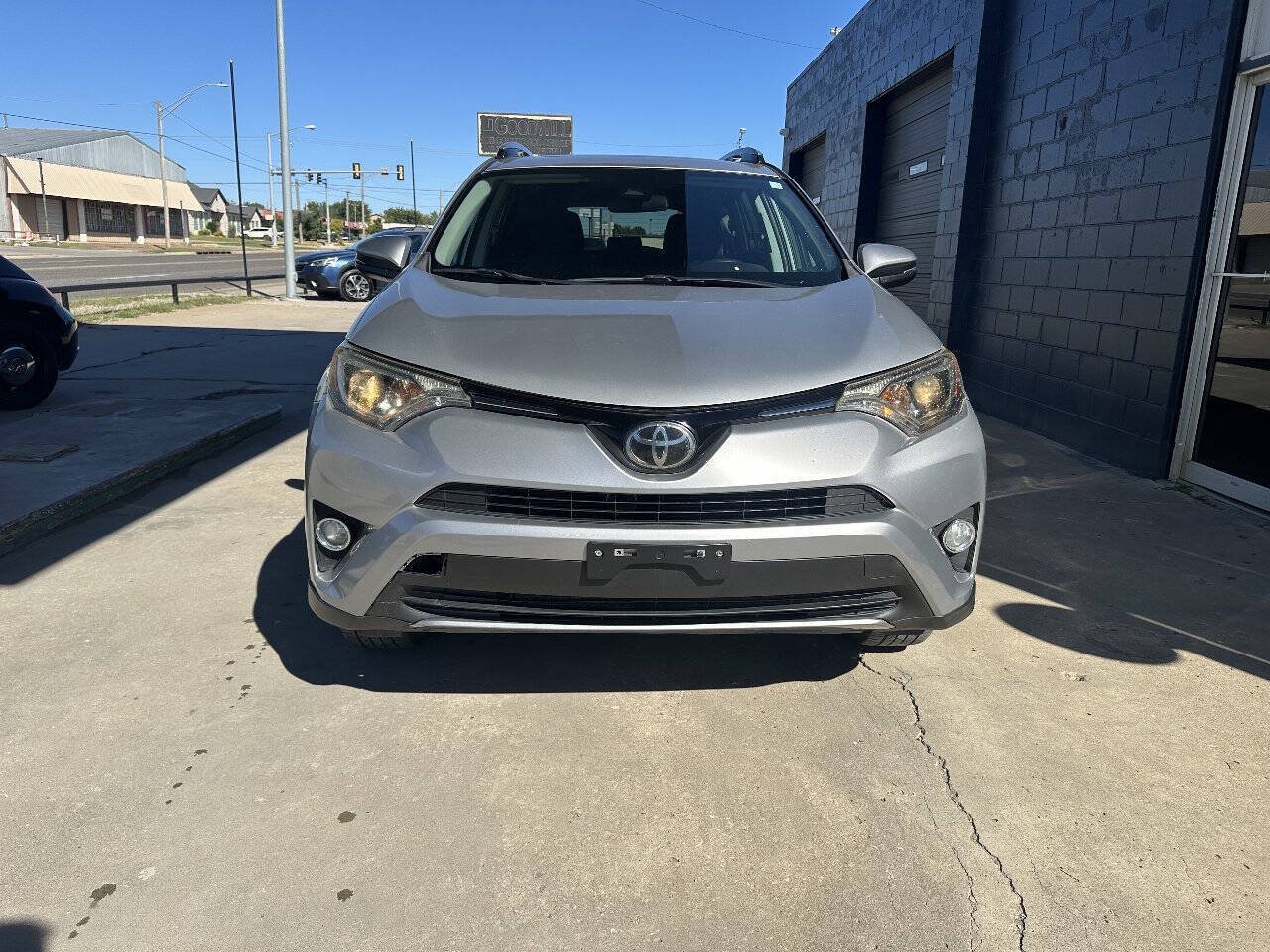 Used 2018 Toyota RAV4 XLE w/ Plus Extra Value Package AWD/4WD image 3