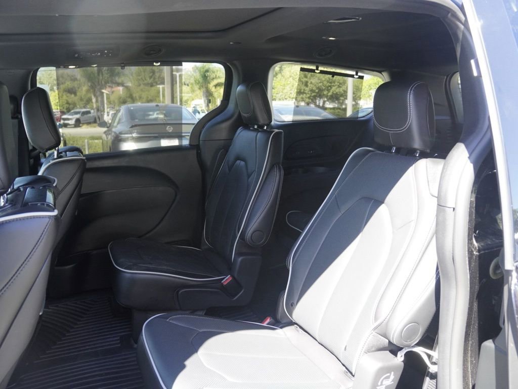 Used 2024 Chrysler Pacifica Limited w/ Uconnect Theater Family Group image 19