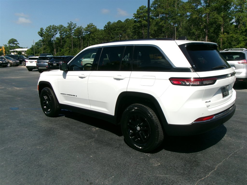 Used 2022 Jeep Grand Cherokee Laredo w/ Luxury Tech Group I image 24
