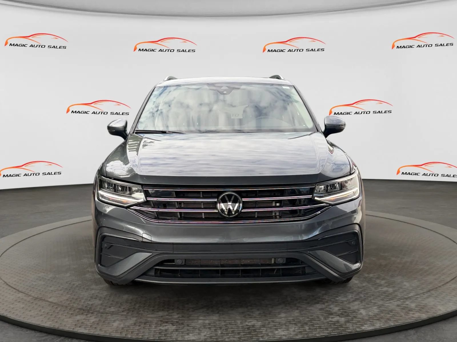 Used 2024 Volkswagen Tiguan SE w/ Panoramic Sunroof Package AWD/4WD image 3