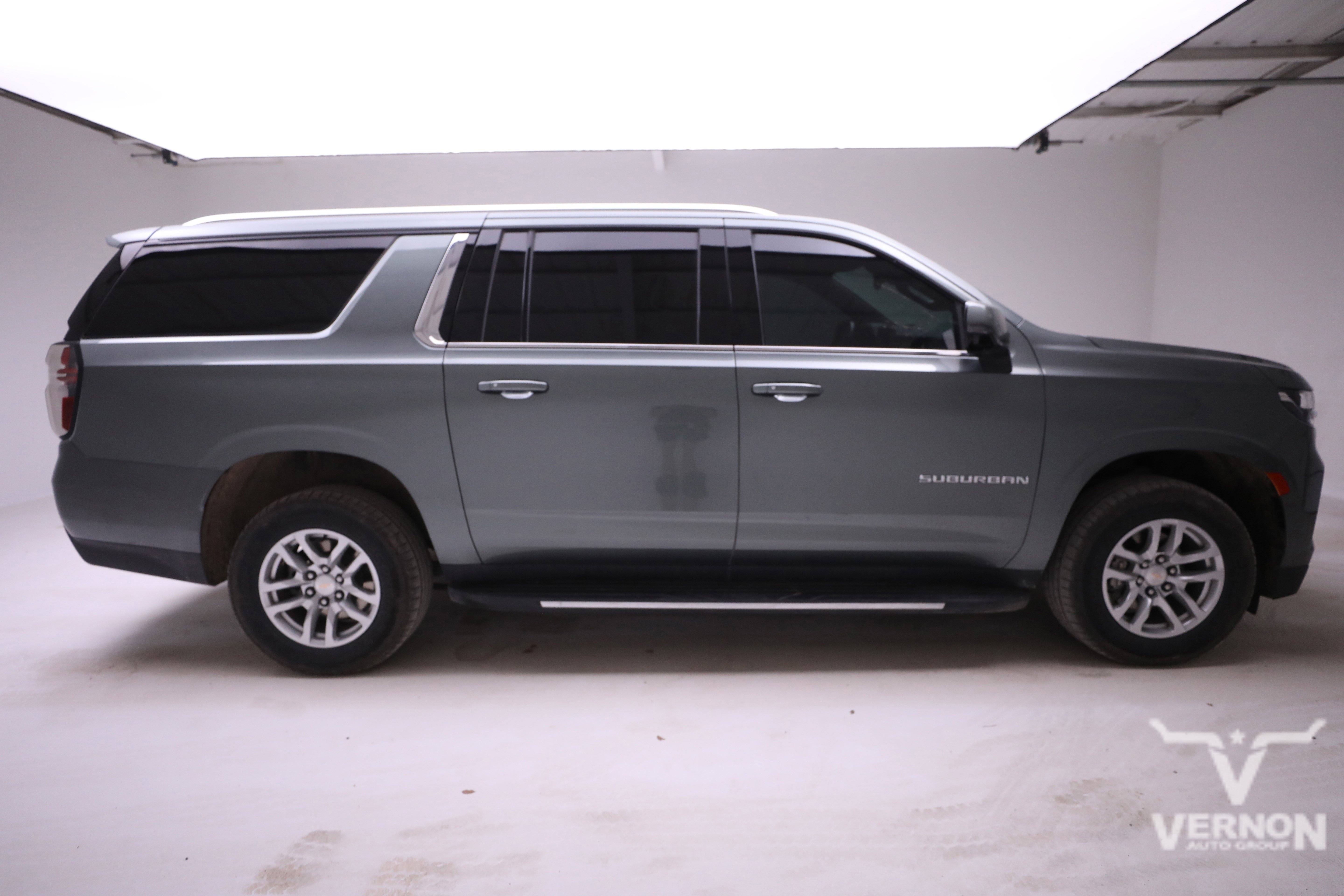 Used 2024 Chevrolet Suburban LT w/ Luxury Package AWD/4WD image 5
