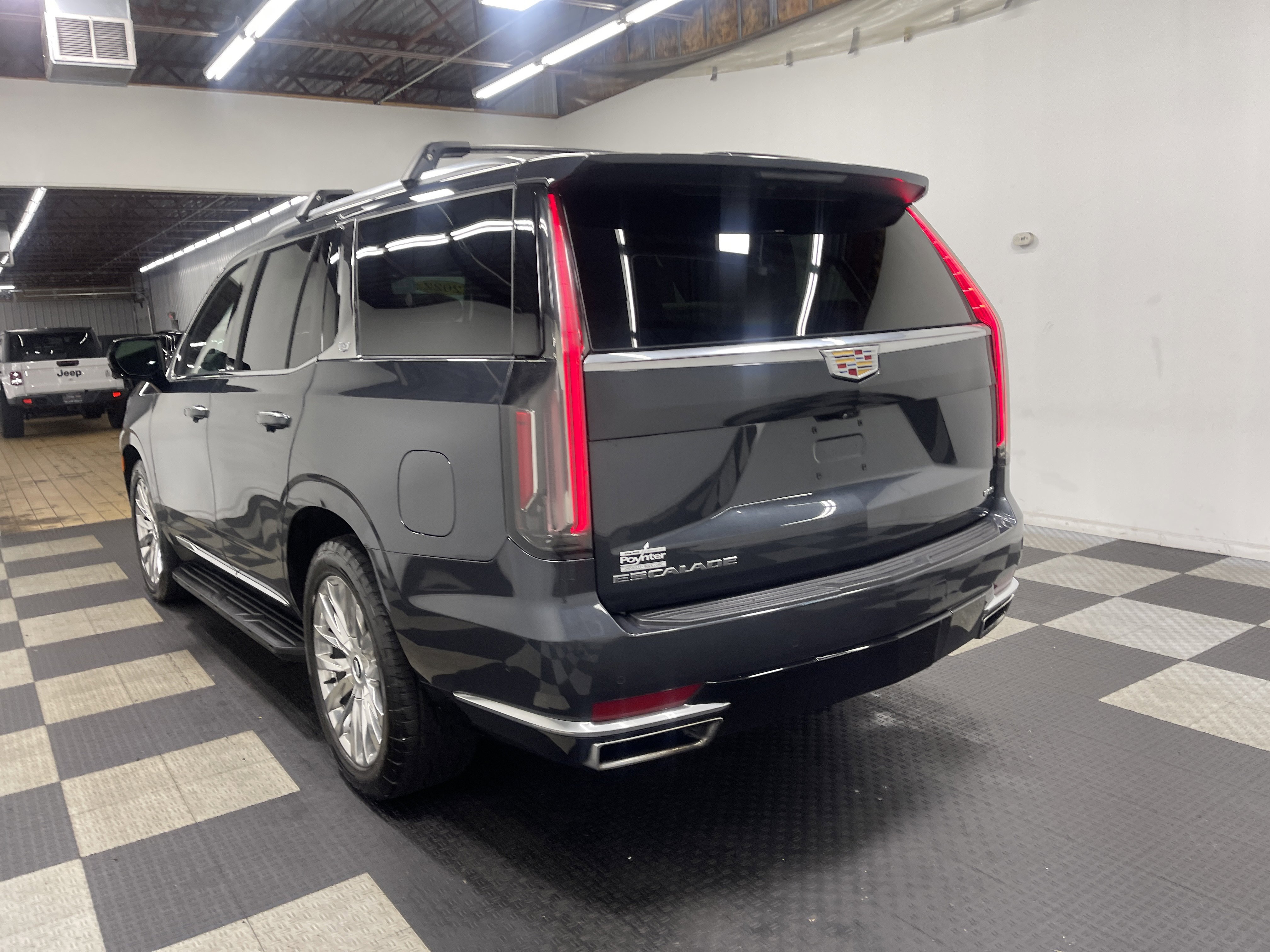 Used 2022 Cadillac Escalade Premium Luxury w/ Performance Package AWD/4WD image 2