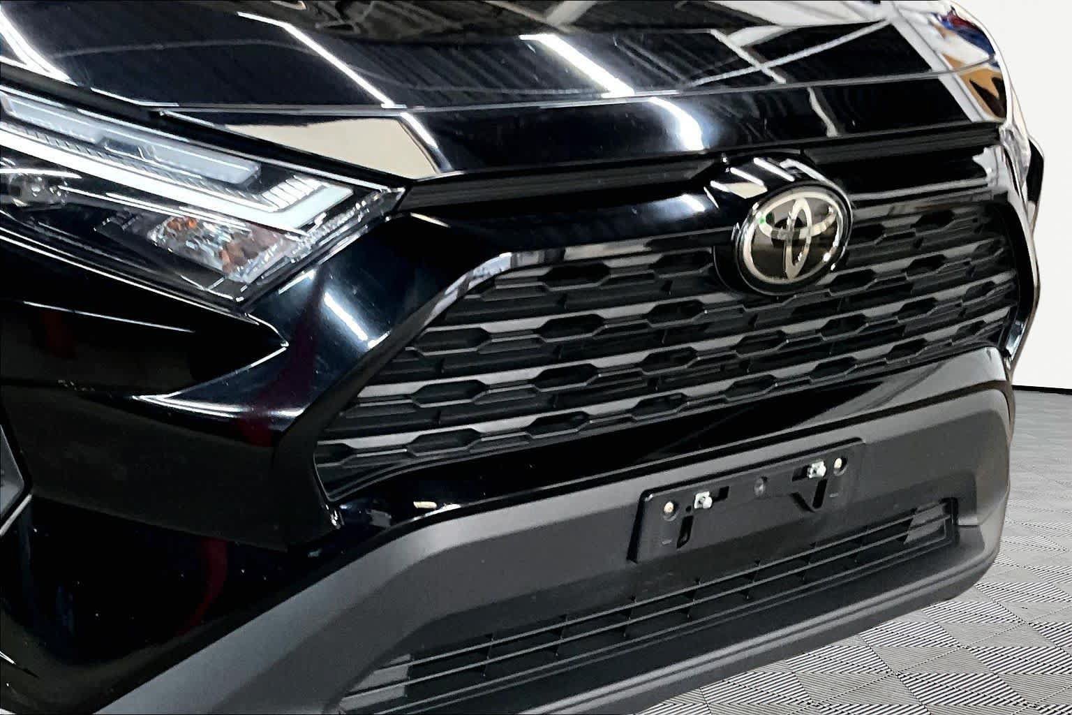 Used 2025 Toyota RAV4 LE AWD/4WD image 30