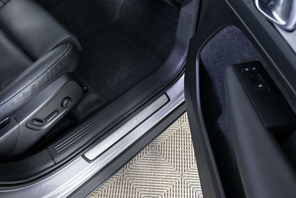 Certified 2025 Volvo XC40 B5 Plus image 26
