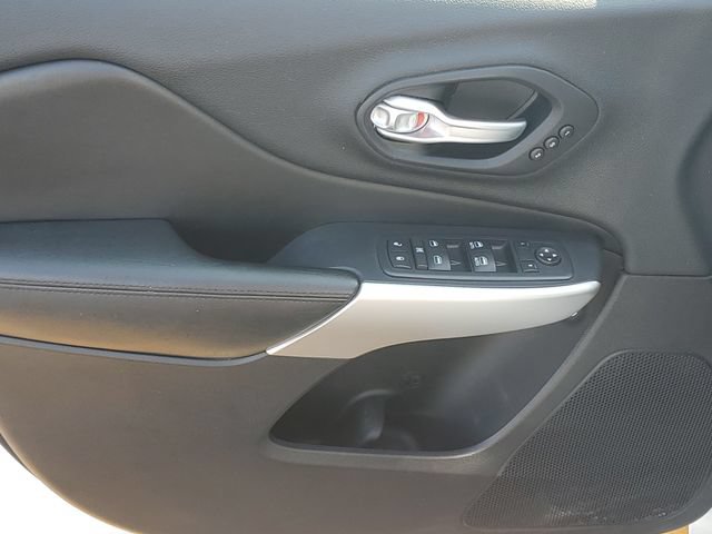 Used 2016 Jeep Cherokee Overland FWD image 15