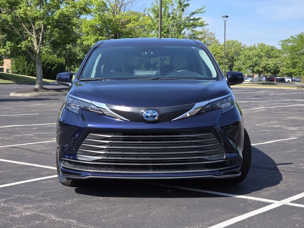 Used 2024 Toyota Sienna LE AWD/4WD image 16