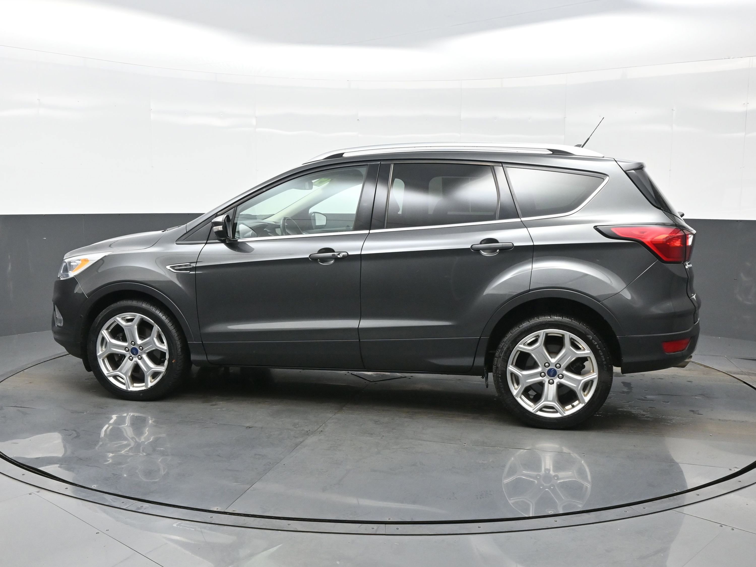 Used 2019 Ford Escape Titanium image 3