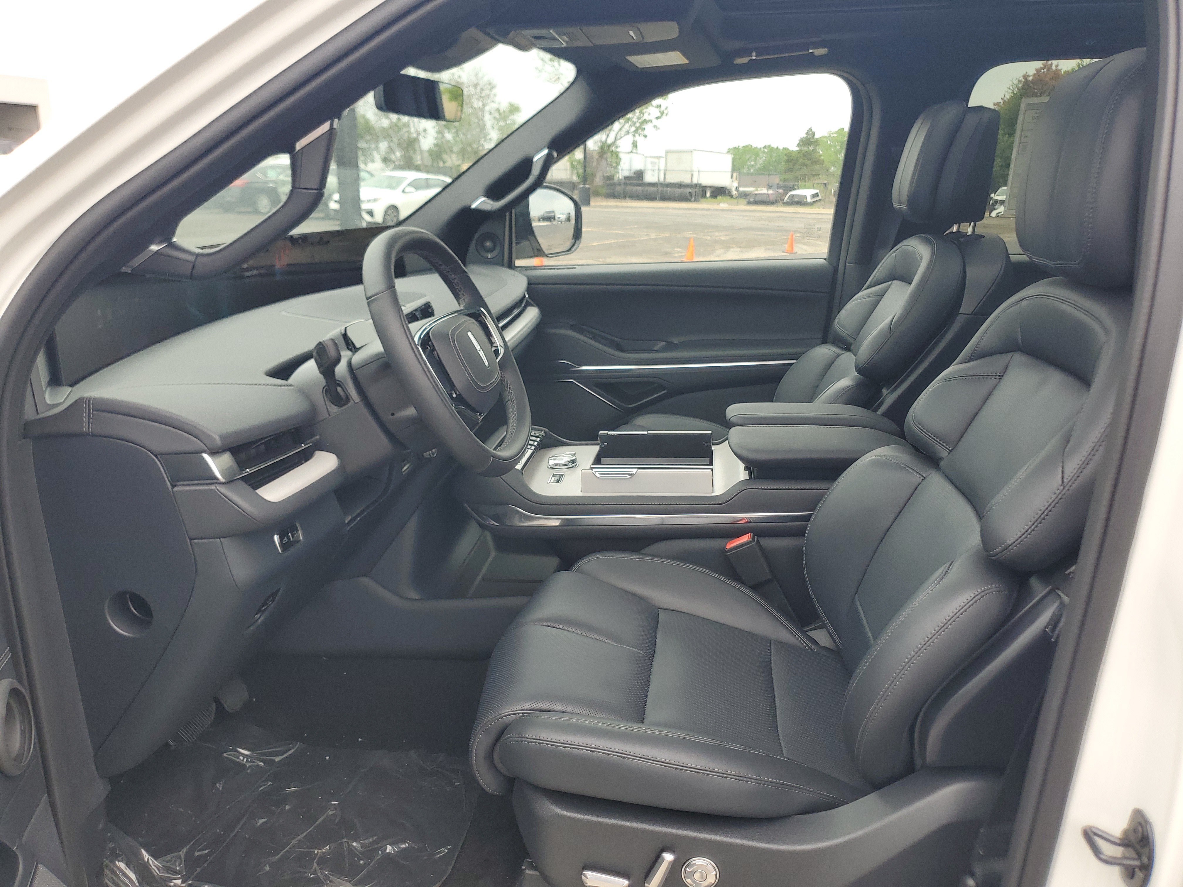 New 2026 Lincoln Navigator Reserve w/ Jet Appearance Package AWD/4WD image 12