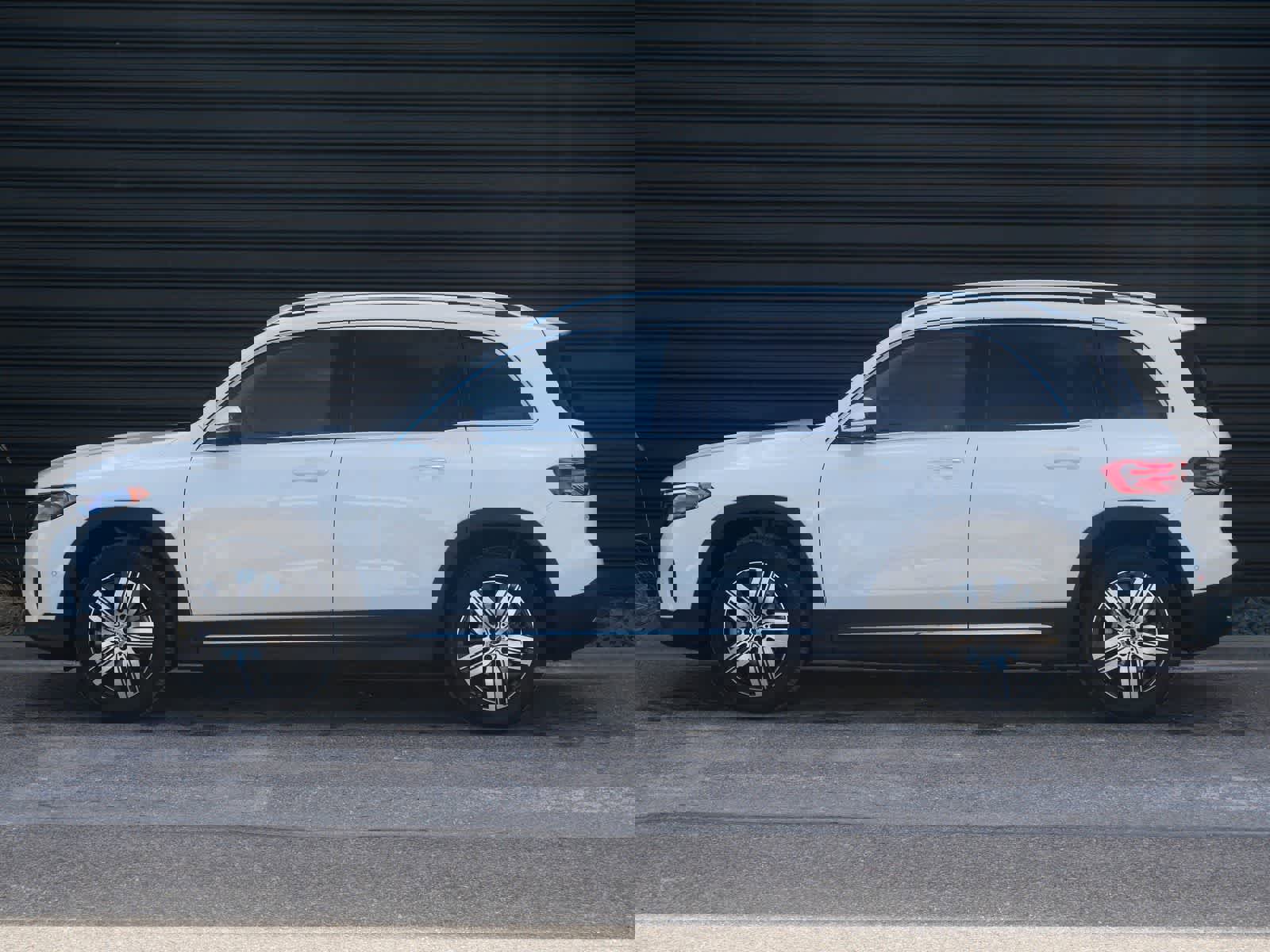 Used 2025 Mercedes-Benz EQB 300 4MATIC image 2